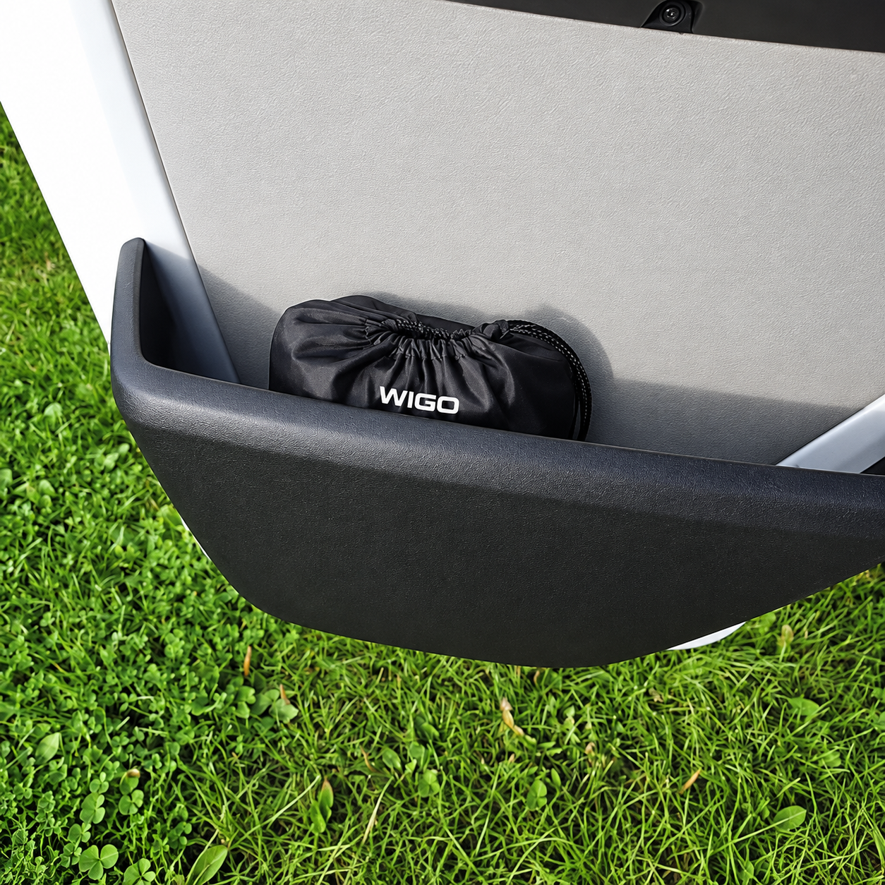 Schwarzer WIGO Packsack der Sun Breaker Light Sommermatte in einer Fahrzeugtür-Ablage