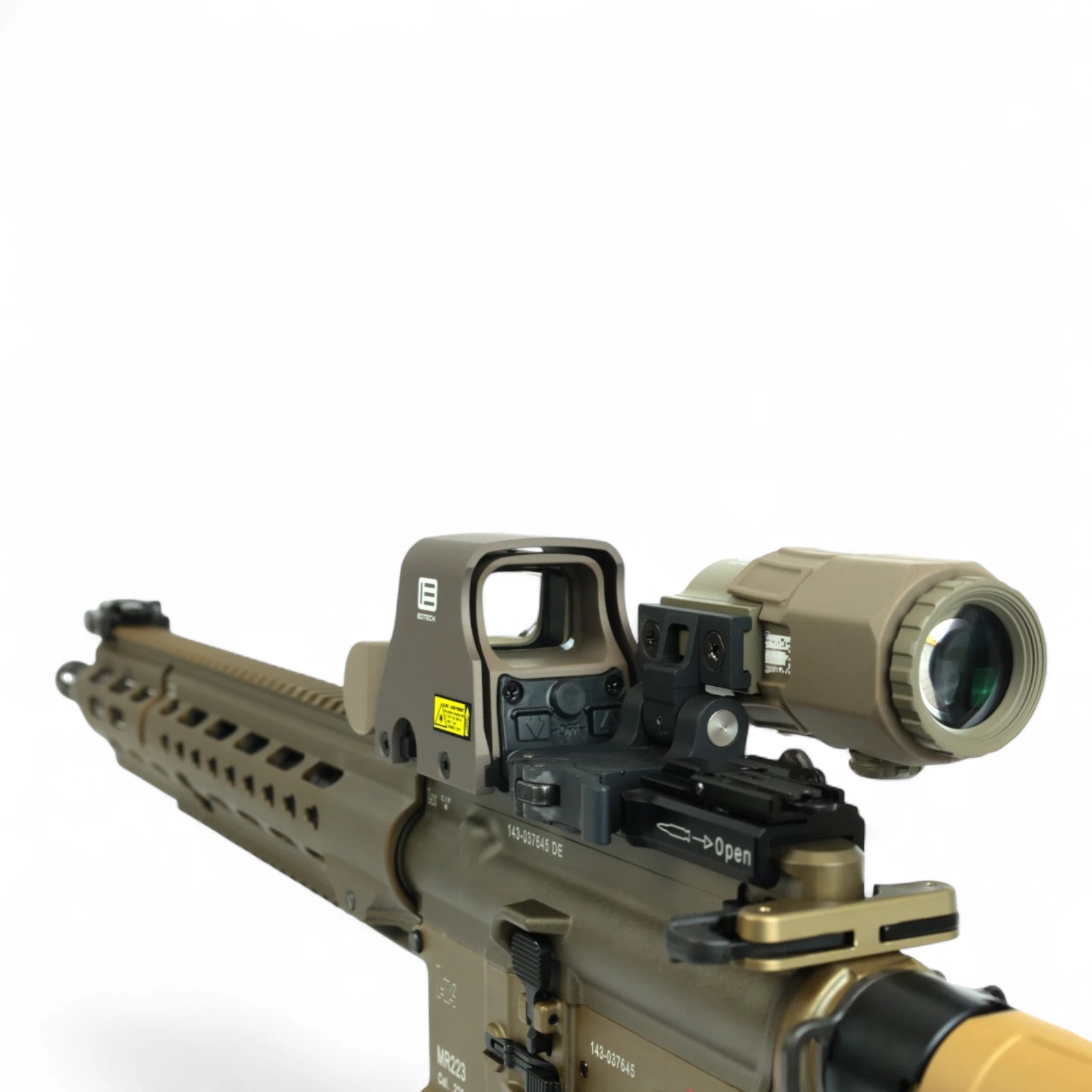 Tanfarbener taktischer Gewehrmontage mit EOTech XPS2-0 Reflexvisier und G45 Vergrößerungsoptik auf Picatinny-Schiene.