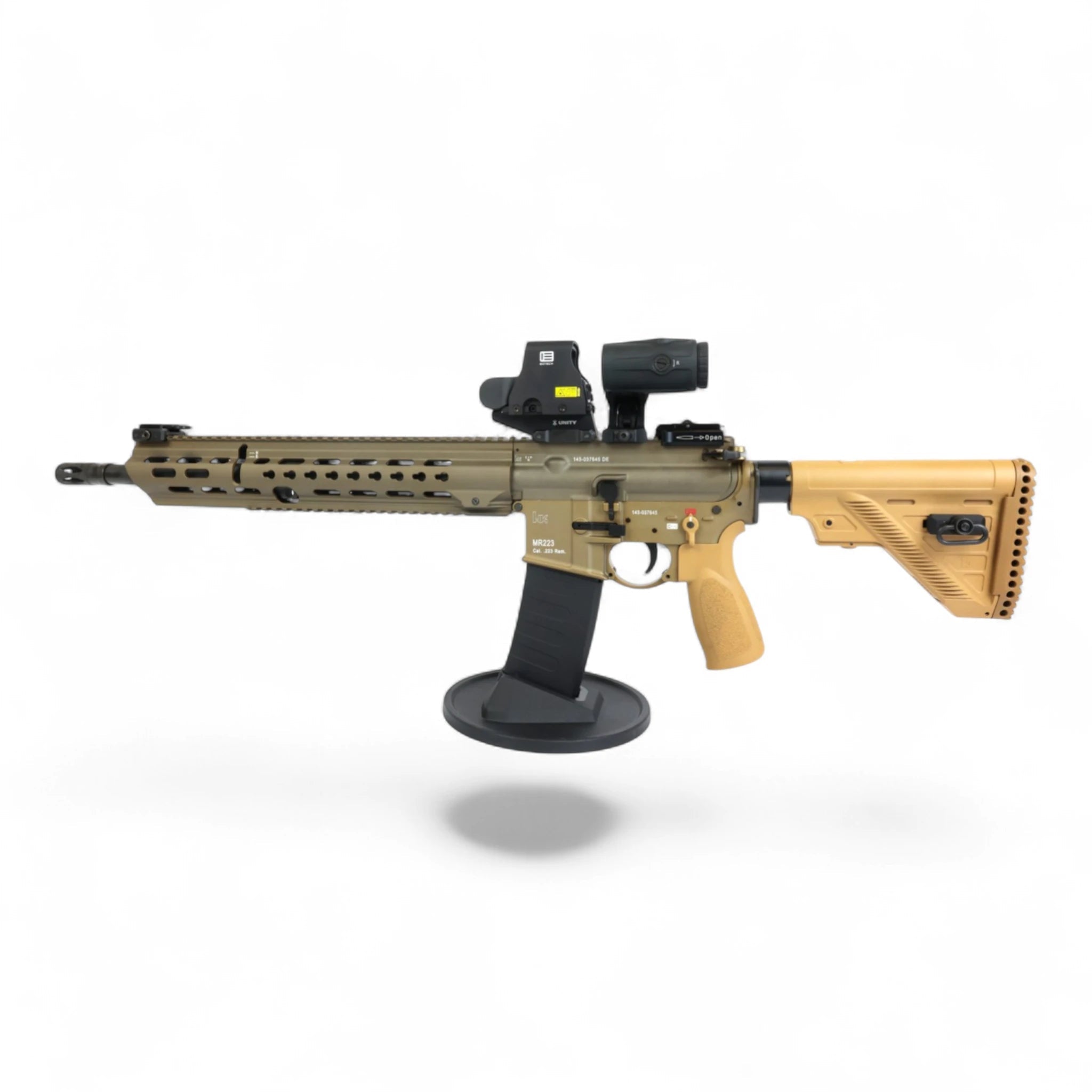 Taktisches Gewehr mit sandfarbenem Schaft, schwarz abgesetztem Pistolengriff, großem Trommelmagazin, montiertem EOTECH.