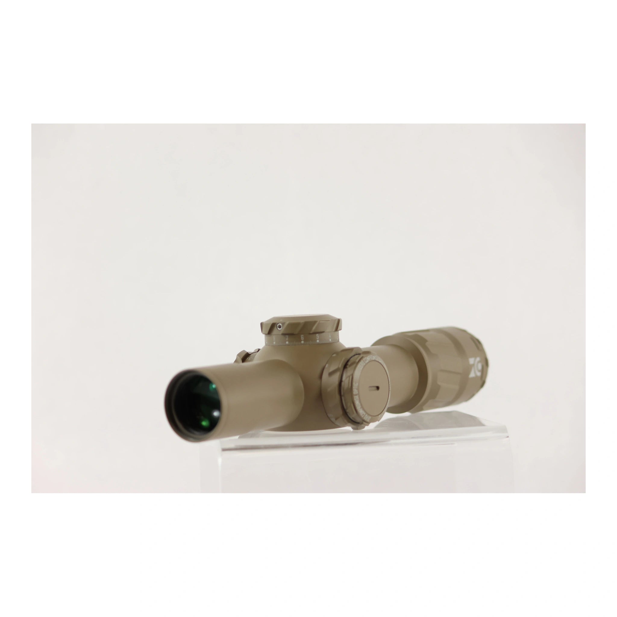 ZCO ZC210 2–10×30 HTR FDE – schräge Objektivansicht